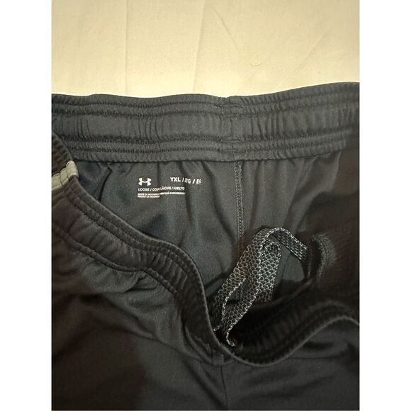 Under Armour boys sports shorts size YXL - Picture 2 of 2